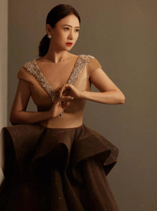 翁虹巫启贤等送别何厚华,孙耀威送花篮感谢恩师