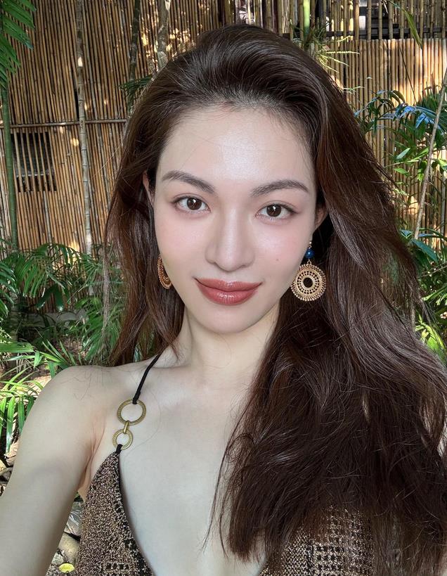 她被冯小刚捧红,成龙接着捧,奖拿到手软,为啥大佬都“偏爱”她