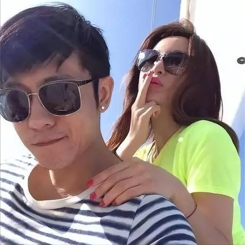 亲妈干妈都是导演，20年捧不红他，却不料在娶女导演改名后火了！