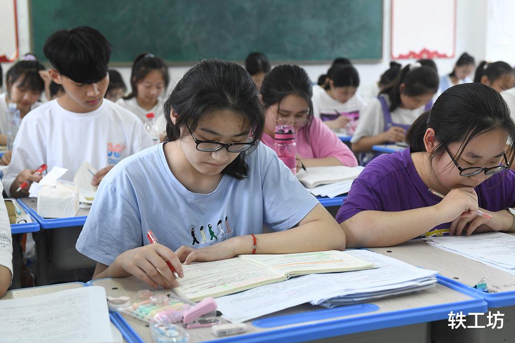 薪资不足1000元！高中“低价”招聘教师，完全不给师范生留面子