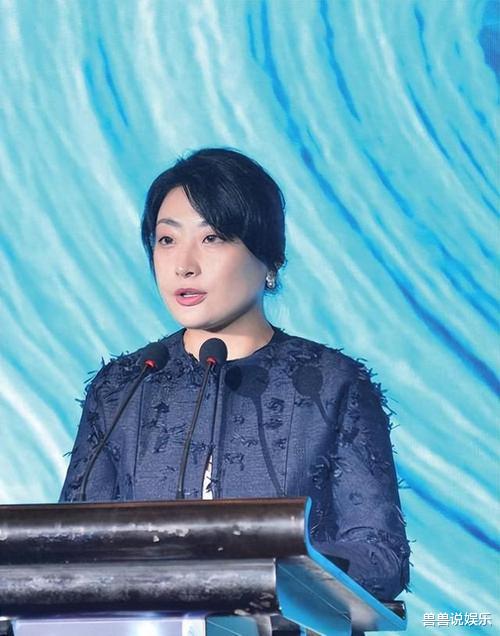 看了宗馥莉的打扮，我悟了：裙不上膝、出门不戴金银，更优雅得体