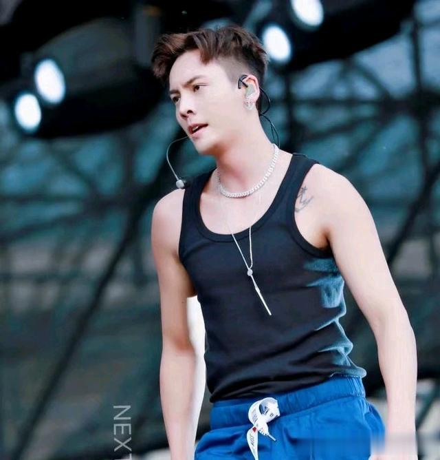 来看看两位型男男演员，行走的荷尔蒙男人味十足，演技精湛。