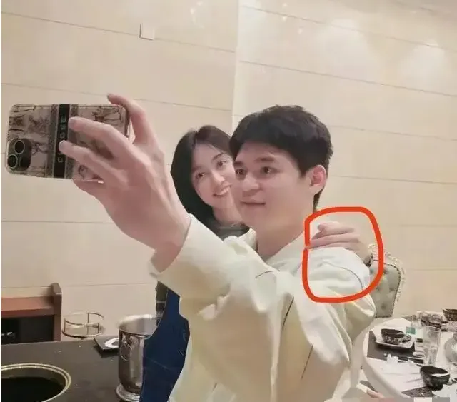 林诗栋恋情官宣？搂肩合影美女身份曝光，青梅竹马