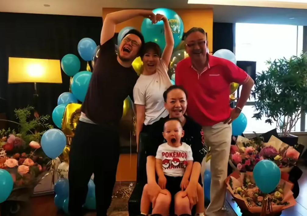 巴图夫妇睡姿视频引热议，网友心疼巴图，他却笑对“踹下床”日常