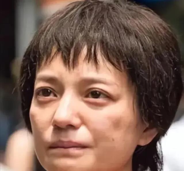 49岁的赵薇，眼袋肥大面如枯槁，一手好牌打稀烂，如今她后悔了吗