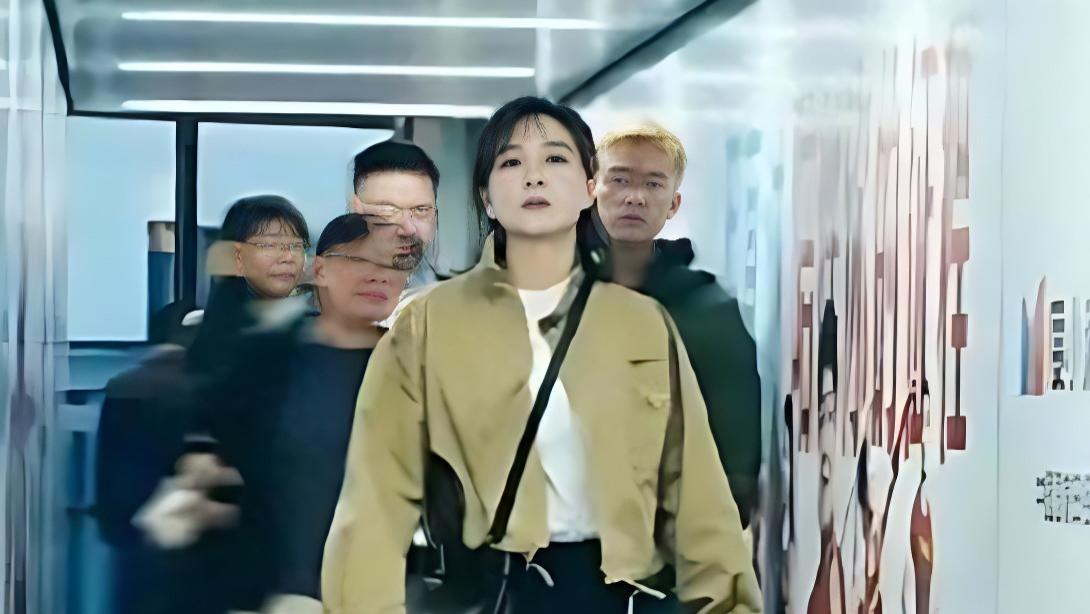 贾玲机场登机照曝光，网友：“真玲”复活，过去的“假玲”何去何从？