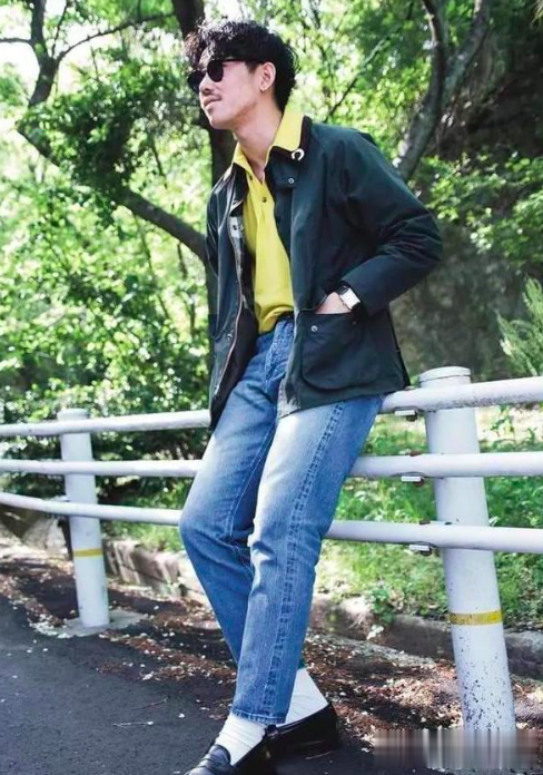 中年男人,上了年纪后,劝你:裤要松、发要卷,帅得高级又显年轻