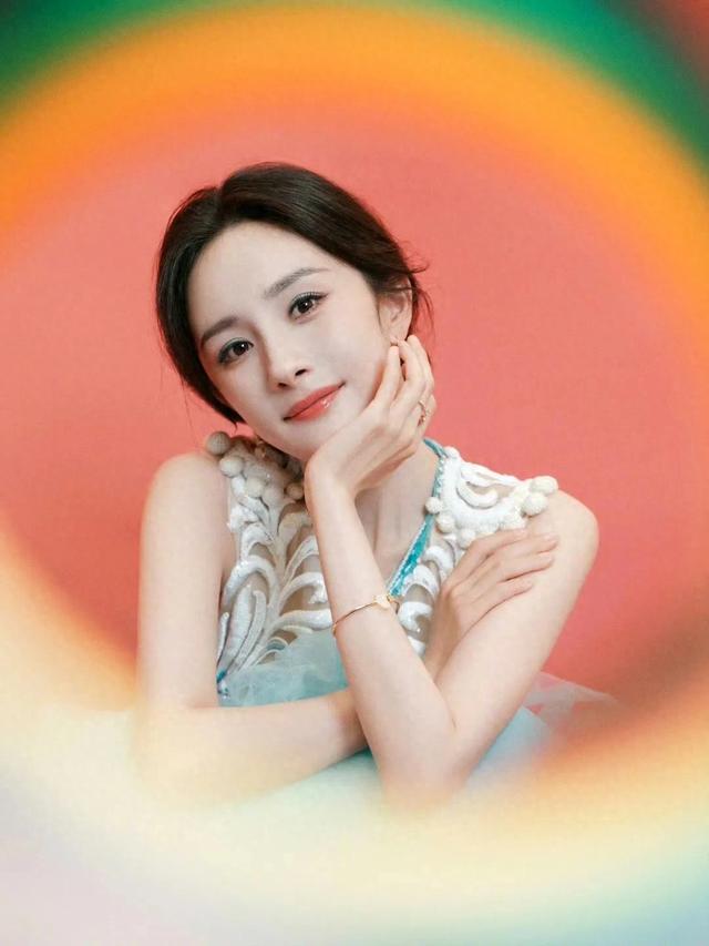 杨幂这是“蓝精灵”吧,蓝白拼接纱裙飘逸灵动,仿若蓝色公主