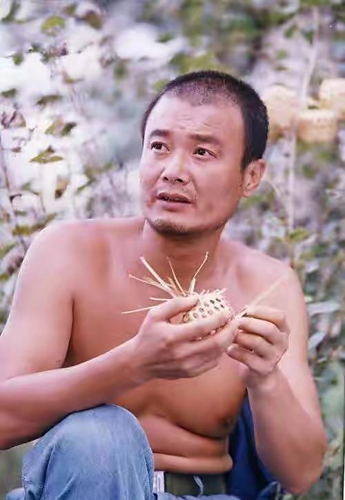 父亲是导演，母亲是老戏骨，61岁无儿无女，遗憾没让母亲当奶奶！