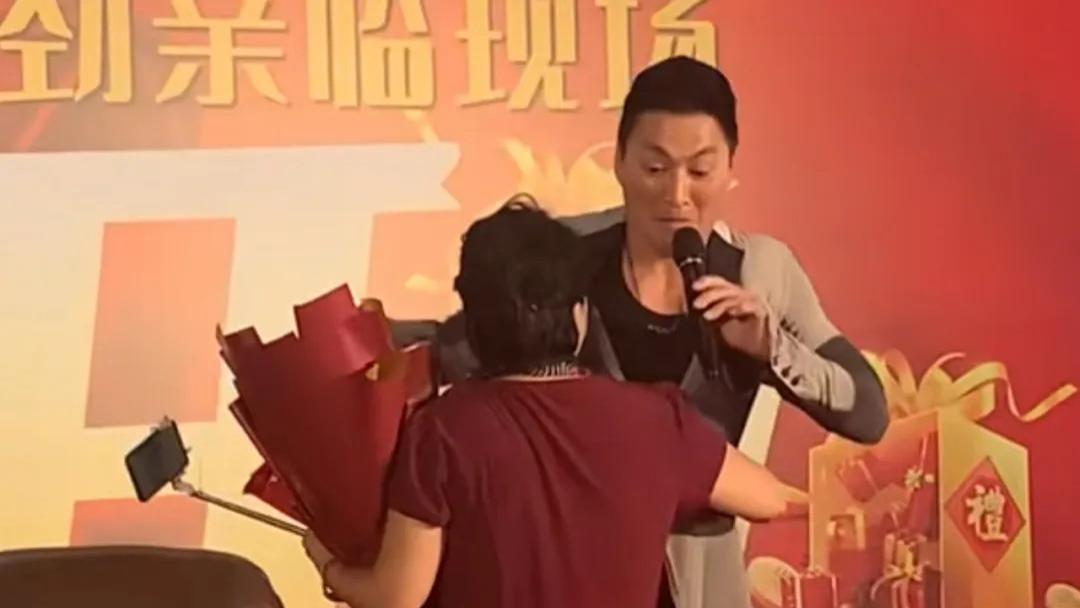 何家劲商演遭大妈熊抱，一脸无奈却拒保安救驾，出场费仍高得离谱