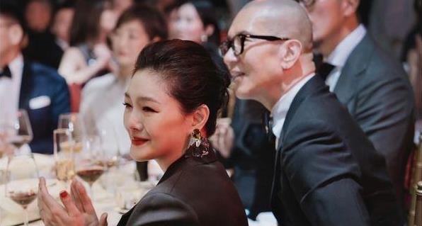 汪小菲再次返台，手抱黑色大包一言不发，马筱梅为他开道气势十足