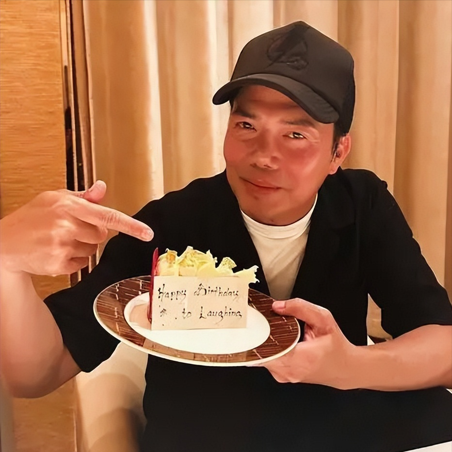 谢天华一家四口合照罕曝光!老婆优雅迷人,5岁女儿受宠儿子调皮