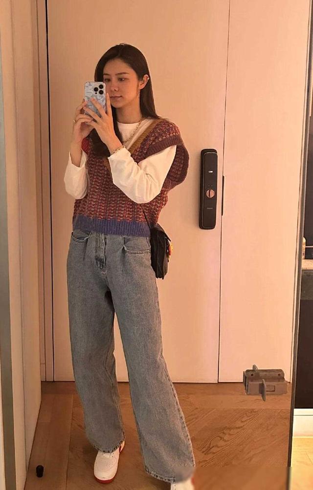 太土，穿出了林峰破产的感觉！张馨月晒美照，评论区一片吐槽！