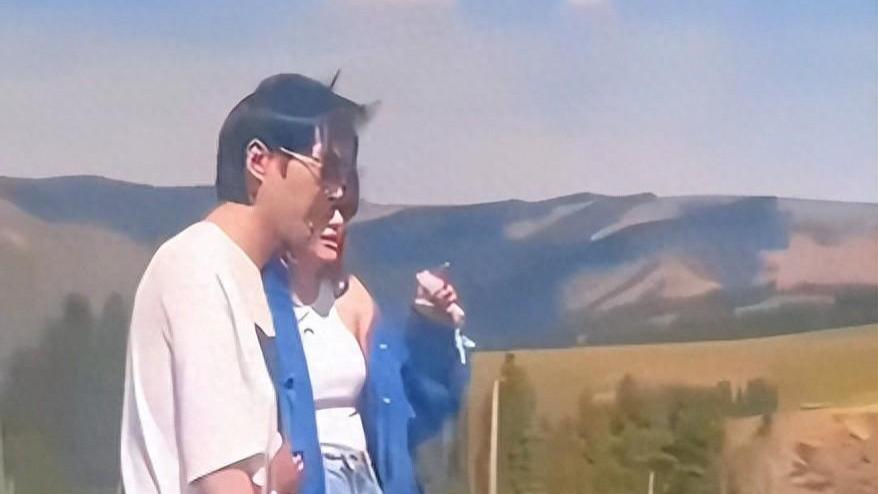 唐艺昕一家三口罕同框，手牵手看风景，4岁女儿遗传张若昀大长腿