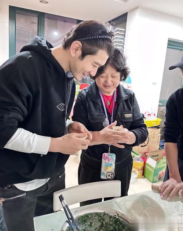 黄晓明姥姥96岁大寿,身材暴瘦惹人心疼,小海绵拍照吃瓜忙前忙后