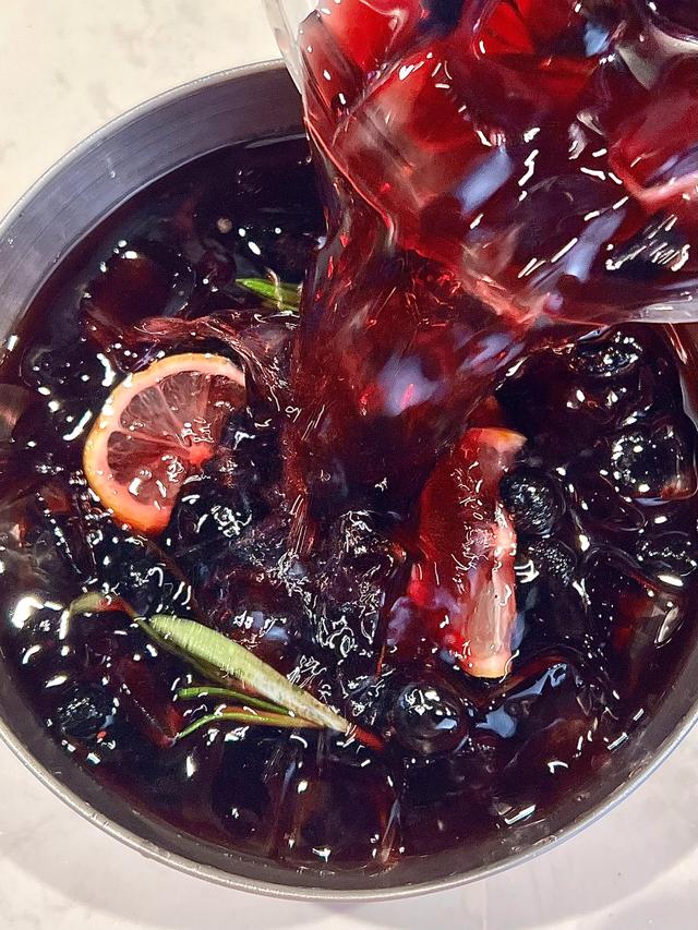 建议:女人别太节俭,常吃这4种天然“花青素”,肌肤水嫩显年轻