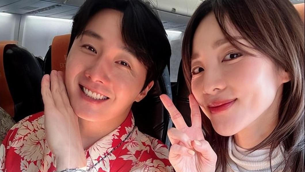 韩国知名女星和人气男演员，两人单独出国旅行，晒出合照笑容灿烂