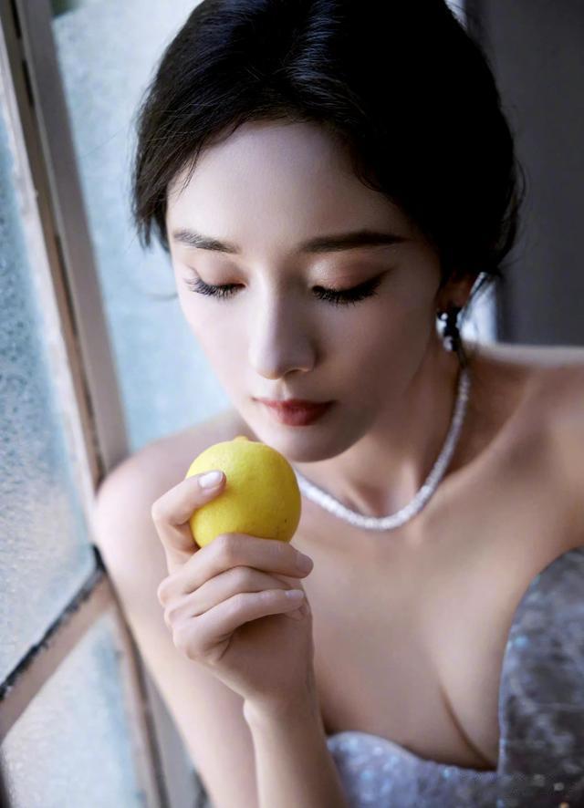 杨幂\uD83E\uDD0D|全新造型·撒了一杯水好有意境