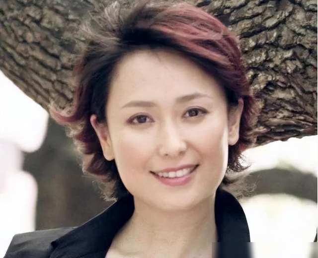 “第一青衣”左翎:短发时尚、衣品高级,优雅老去才是真的美