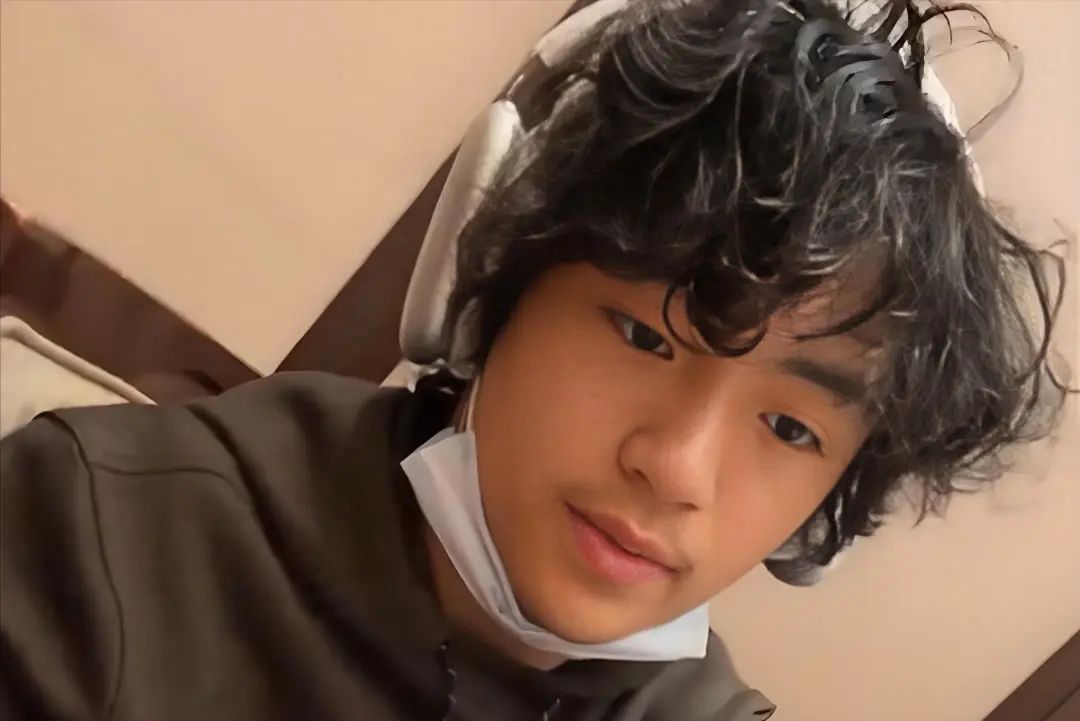 张柏芝17岁大儿子罕见露面,又痞又帅,17岁似翻版谢霆锋,可惜身高有小瑕疵