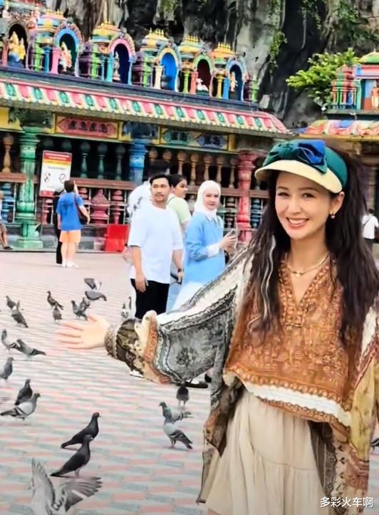 佟丽娅马来西亚度假，一双长腿细如竹竿，41岁美得像20出头小姑娘！