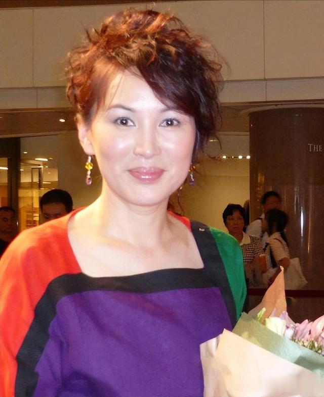 “亚视一姐”被渣男骗光家产,气死母亲儿子抑郁,现61岁流落街头