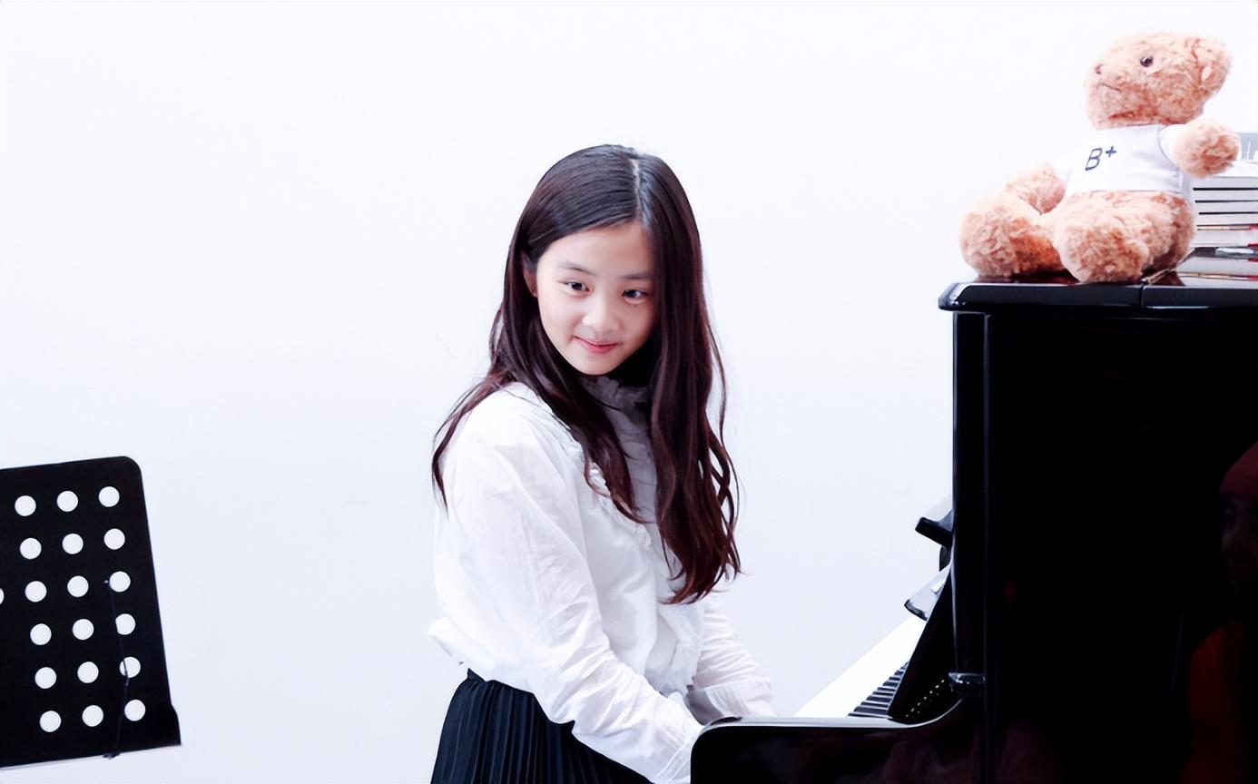 黄多多逛街被偶遇，肤白貌美大长腿星象十足，疑似即将进军娱乐圈