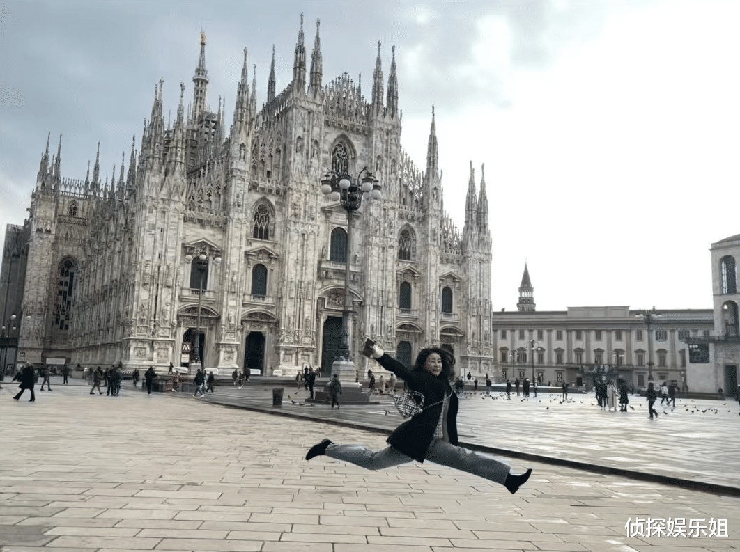 42岁郭晶晶晒米兰之旅,开心上演腾空一字马,活力满格毫无包袱
