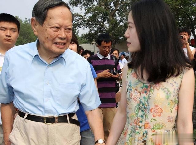 杨振宁的“长寿秘诀”，最核心的并不是多运动、喝水，而是这4点