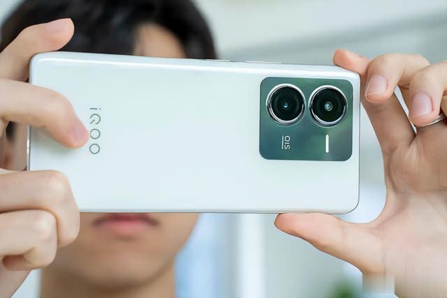 目前最适合捡漏的3款手机，价格降至冰点价，价格便宜五年不卡顿