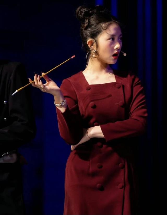 前途被亲爹黄磊拖累,“成熟过头”的黄多多,勒胸照成了热议焦点