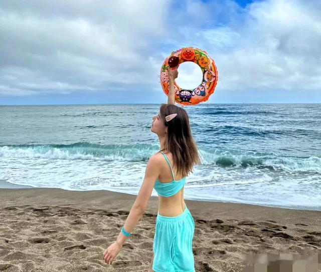 苏醒老婆发文晒度假照69元泳衣太出片身材抢镜大儿子侧颜神似苏醒