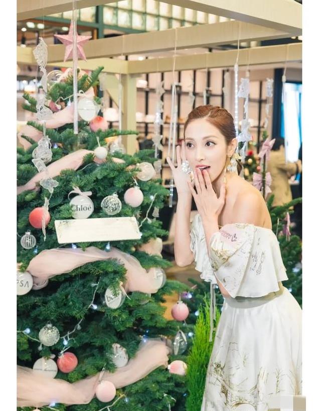 郑嘉颖老婆陈凯琳生了三娃身材依旧性感火辣，穿露肩裙美出新高度