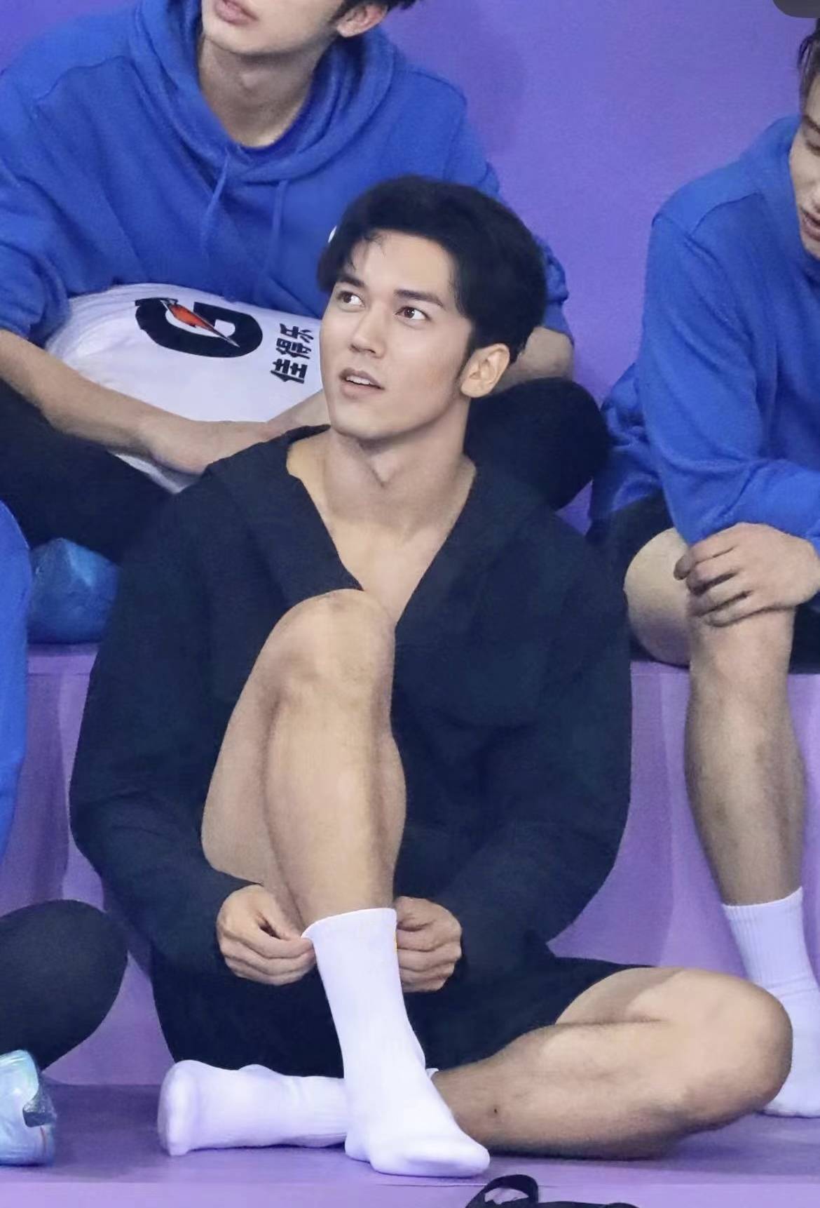 陈牧驰太懂网友想看什么了!新路透照集齐体育生全部元素