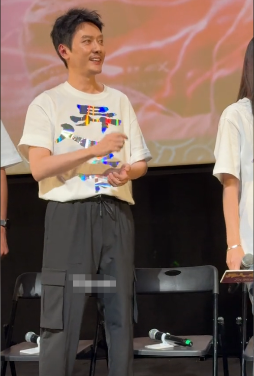 当45岁乔振宇和45岁冯绍峰同框，才彻底懂，颜值扛不扛老区别真大