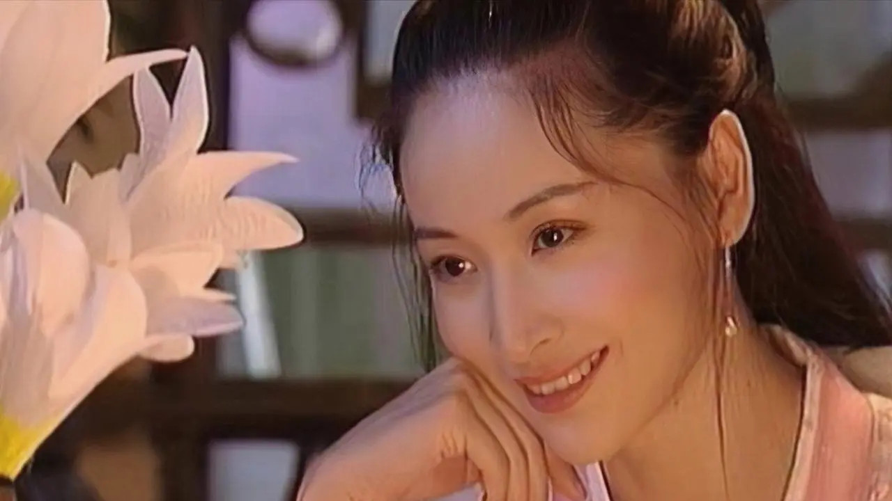 香港第一情妇：她曾是张艺谋白月光，被黑道打掉子宫，现如何了