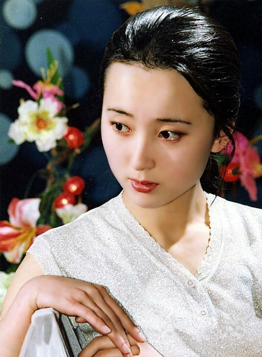 看了陈晓旭在香港宴会的照片,才明白林黛玉造型有多限制她的颜值