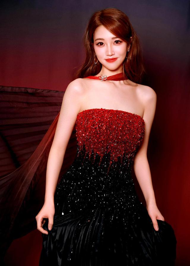 张纯烨，好适合亮晶晶的红色衣服，笑起来甜蜜蜜的