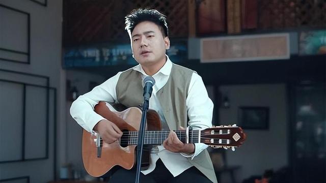 海来阿木|彝族歌手海来阿木，早年丧女，30岁上春晚，演出结束后给女儿扫墓