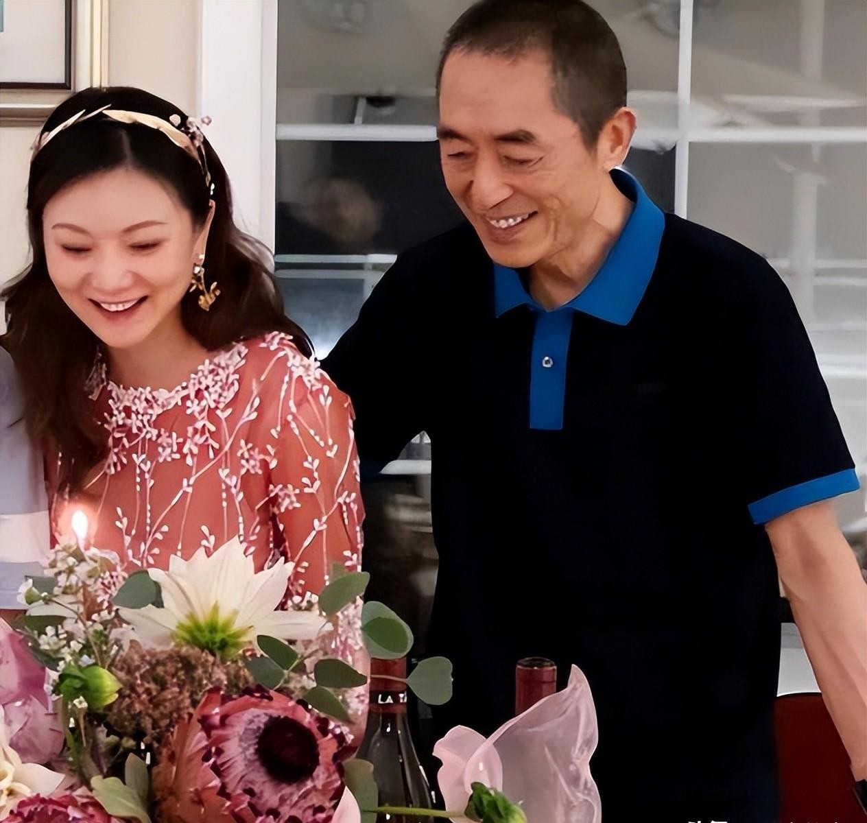 张艺谋比妻子大31岁,比丈母娘大11岁,照全家福丈母娘太抢镜!