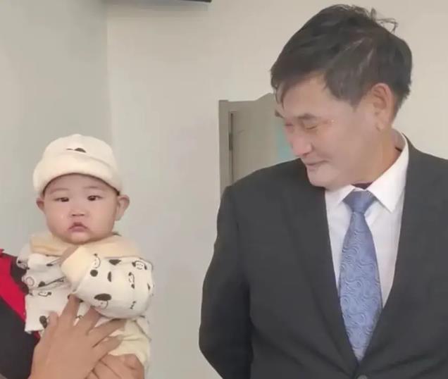 大衣哥宝贝孙子像爸爸,陈萌比进门前更有气质,与陈亚男对比明显