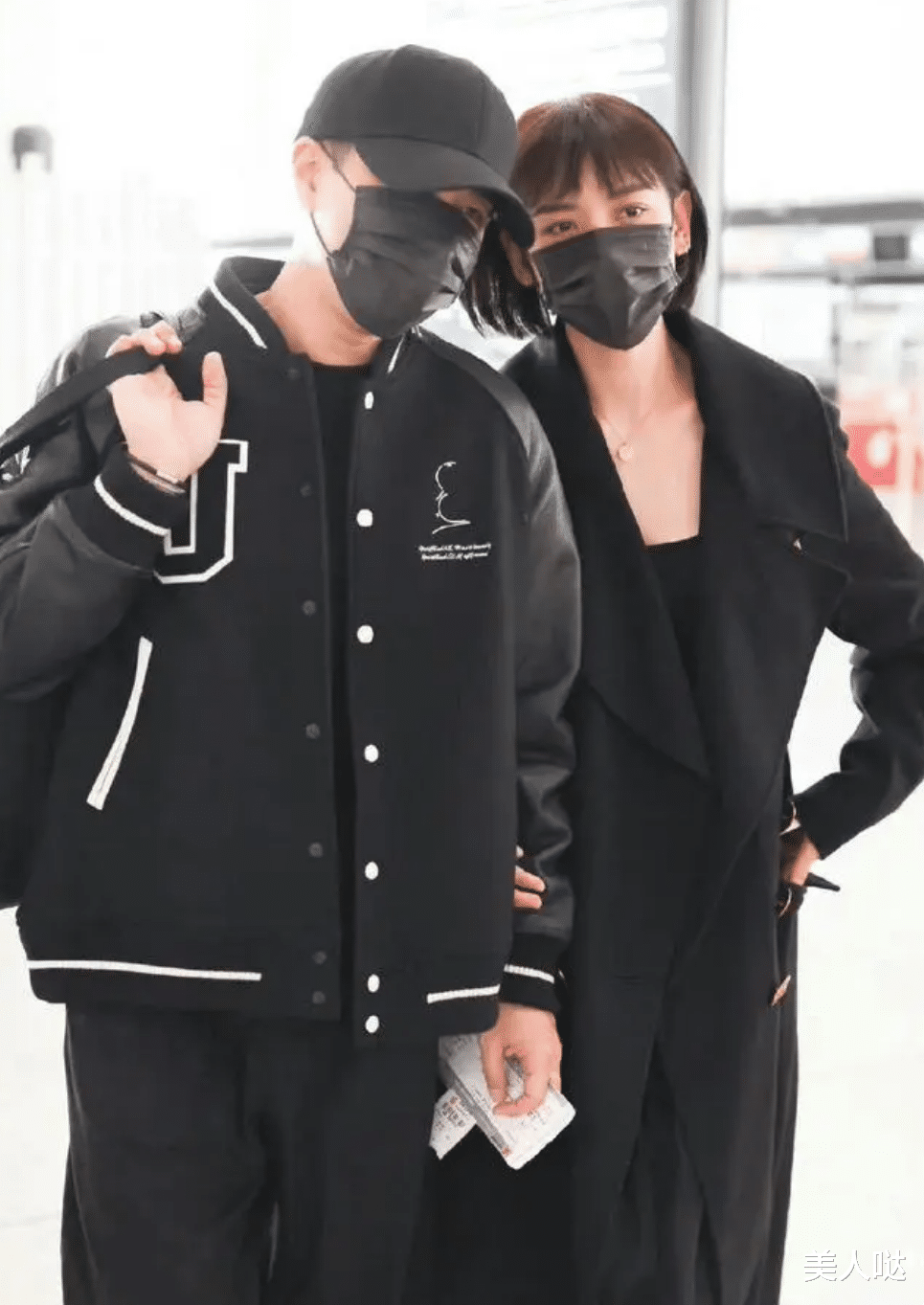 刘恺威携女友走机场，40岁李晓峰穿一身黑留“朵拉头”又甜又酷，比杨幂美太多