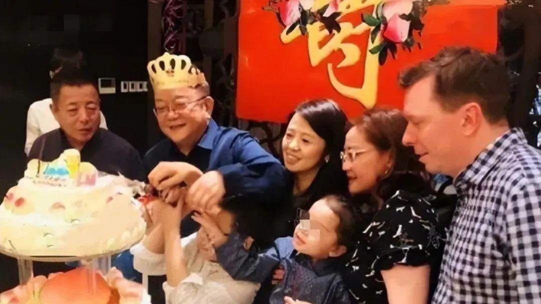 王刚全家福曝光！大女儿打扮精致不如继母美，儿子比孙子几乎同岁