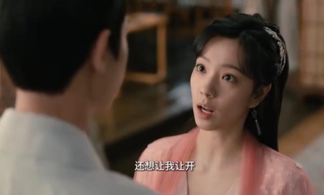 一脸“丫鬟”模样,却非要演“第一美人”,全程翻白眼,看着难受