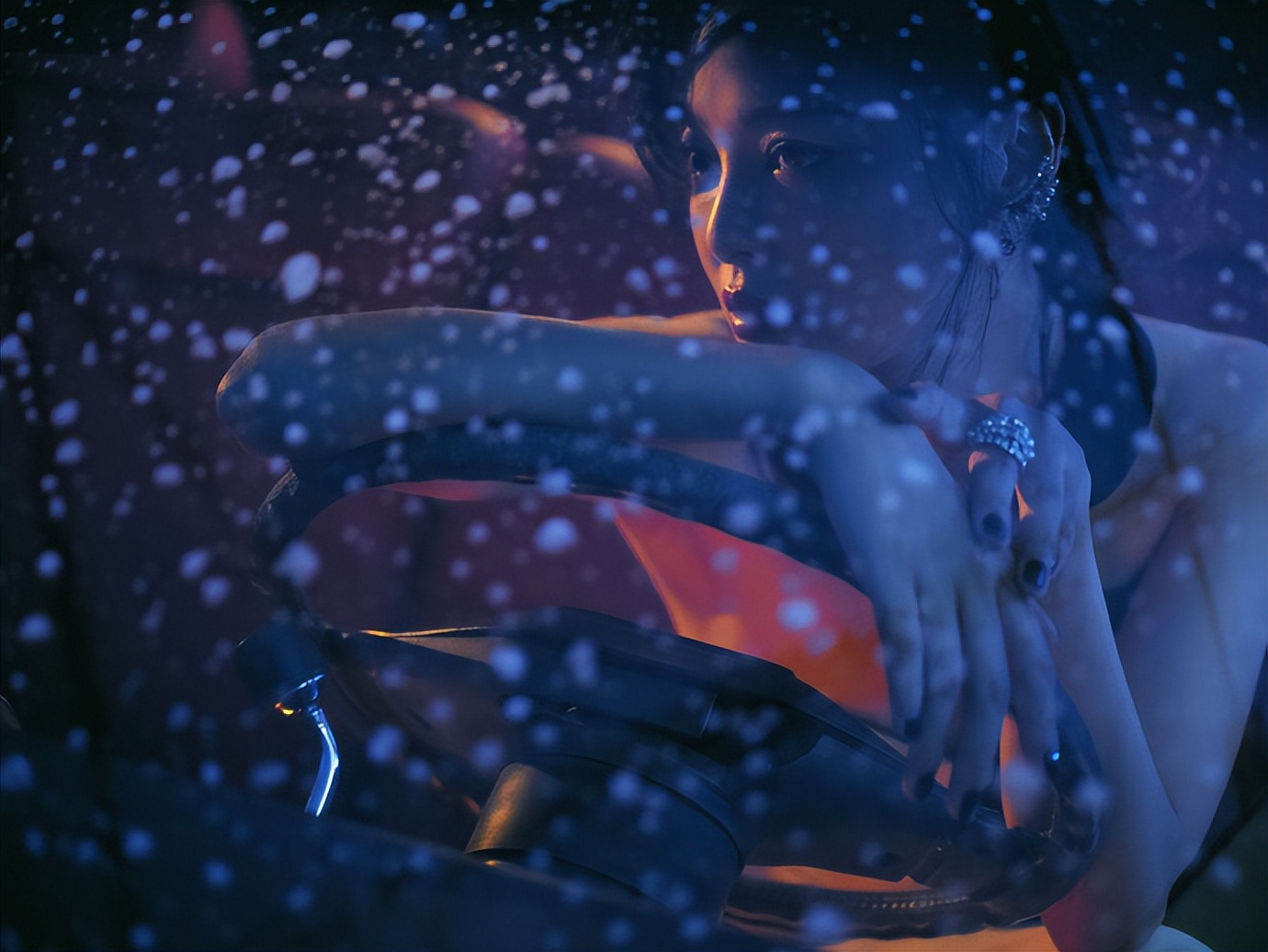 辛芷蕾微博之夜，猫尾挂脖高定造型，踏雪大片氛围感拉满！