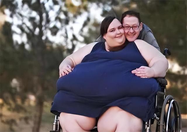 1450斤“大号美女”被高富帅倒追,产下两子后,继续冲击1吨体重