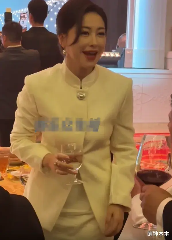 40岁女星朱珠给大佬敬酒,打扮得体举止优雅,一个细节显出家教