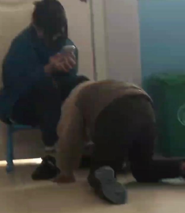 河南：幼儿园老师殴打学生还逼其下跪？照片流出，无数家长痛心！