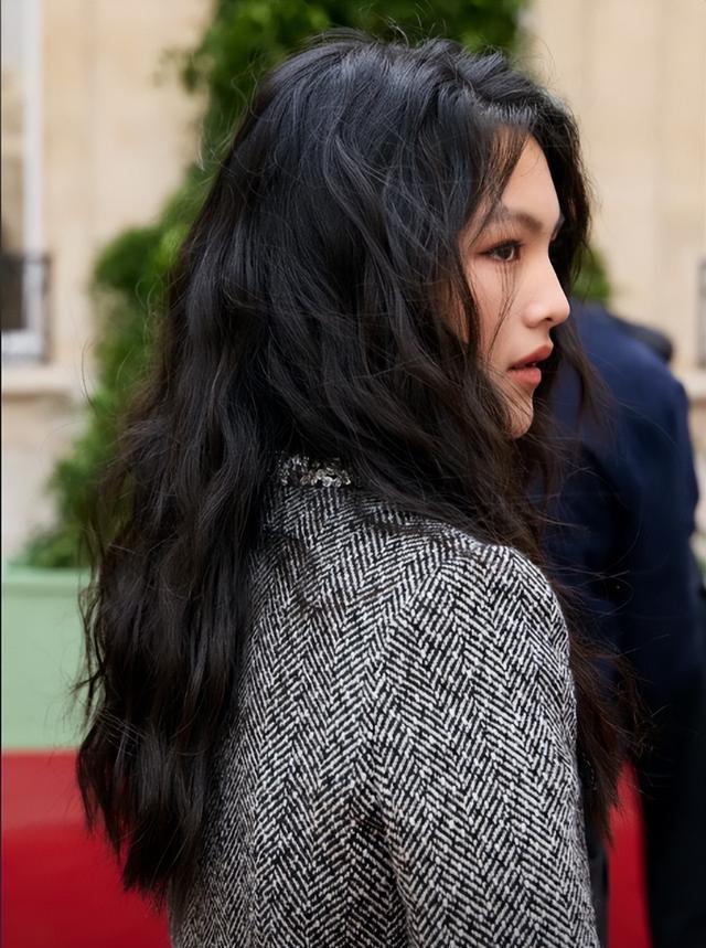 14岁王诗龄罕露面，身高反超李湘，采访时全程英文，尽显名媛气质