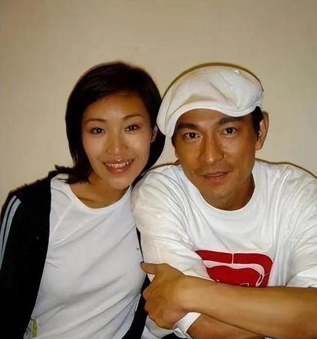 刘德华御用舞伴赖文慧买咖啡被偶遇，走路外八字，头发少很普通